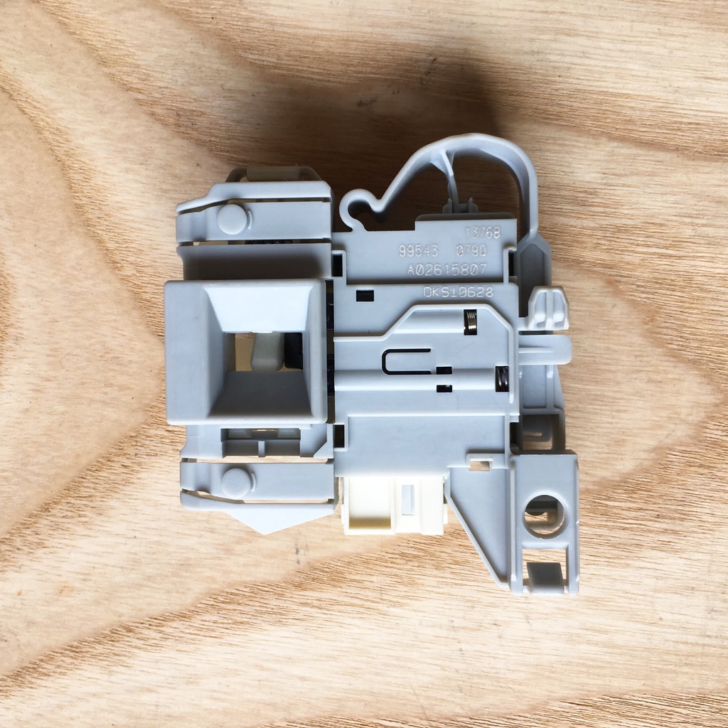 Công tắc cửa máy giặt Electrolux dẹt, vuông - khóa cửa máy giặt Electrolux ba chân