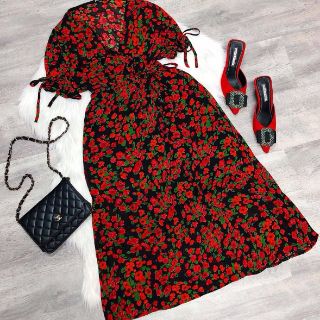 Đầm hoa đỏ đắp chéo nơ tay