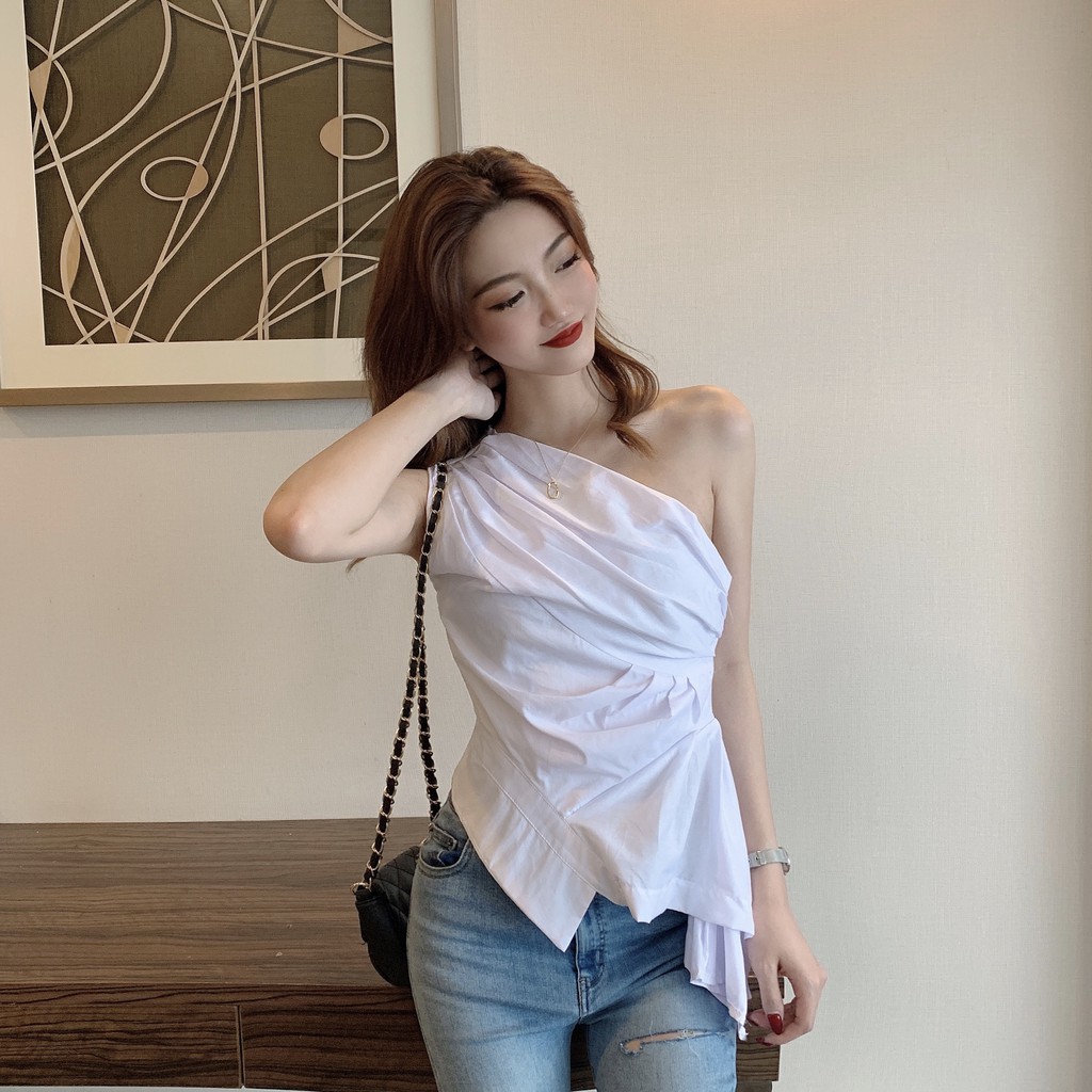 Áo sơ mi trắng kiểu không đều, chéo vai