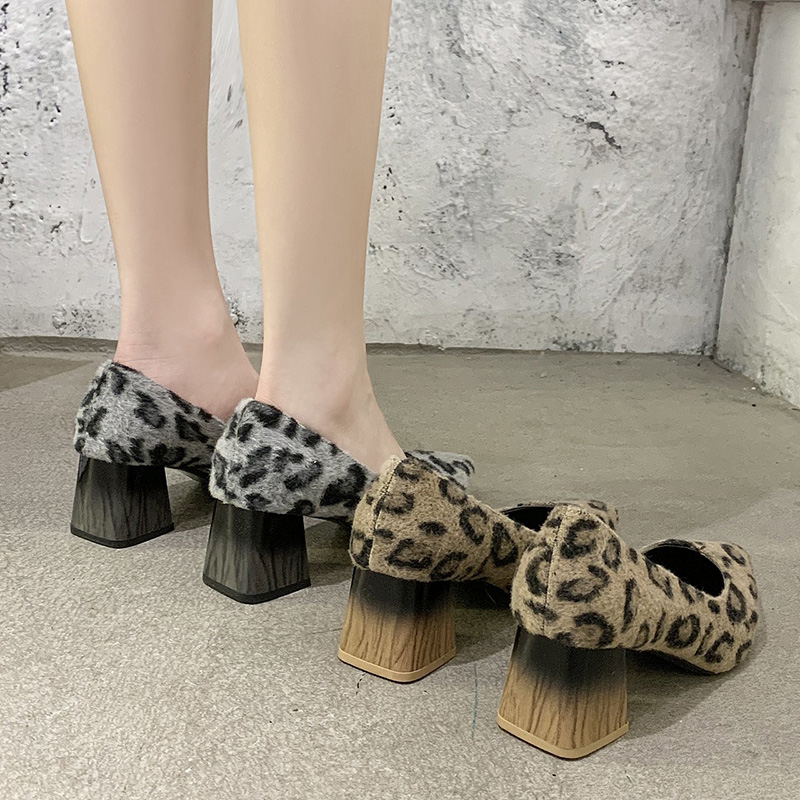 Giày cao gót mũi nhọn họa tiết da báo phong cách Hàn Quốc