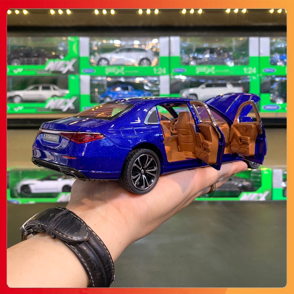 Mô hình xe Mercedes Benz E300 E-Class tỉ lệ 1:24 XHD