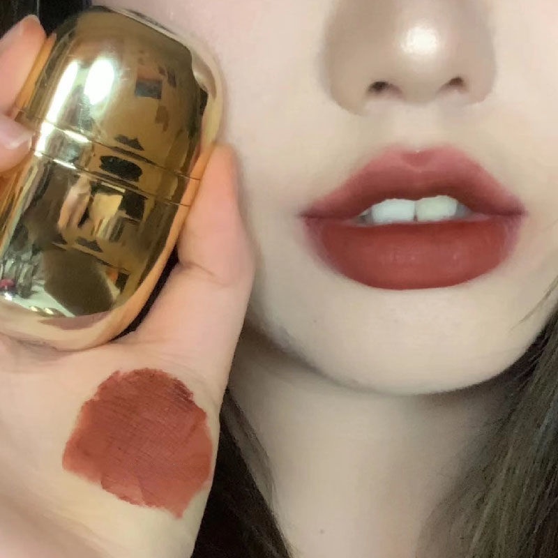 Son Môi Chống Thấm Nước Và Không Phai Màu Với Thiết Kế Vỏ Màu Vàng Đồng Sang Trọng