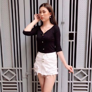 Áo tăm trễ vai đính cúc