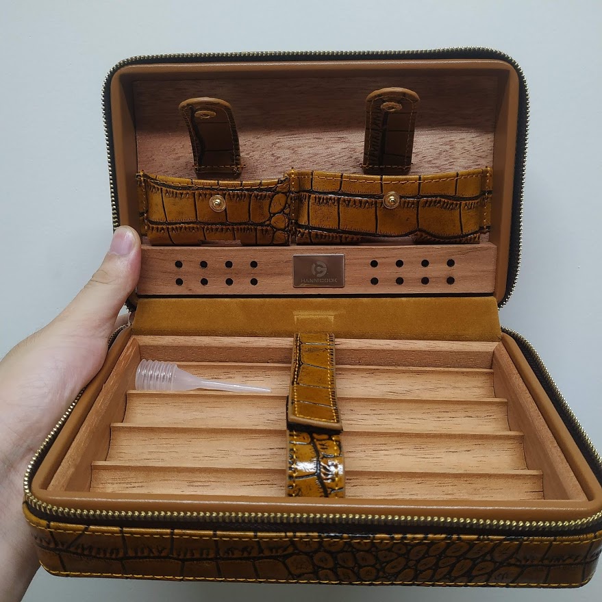 Bao da cá sấu màu vàng kiêm hộp ủ gỗ tuyết tùng, có ngăn để phụ kiện, khay tạo ẩm