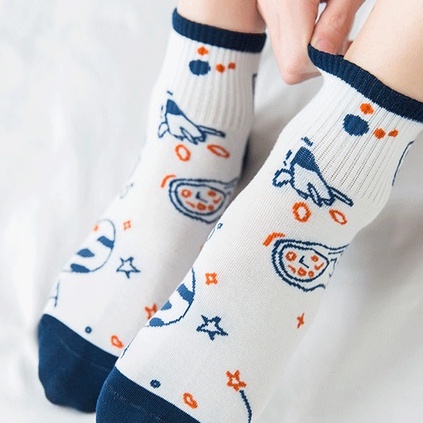 Tất nữ ngắn cổ mùa đông thêu hình học trò