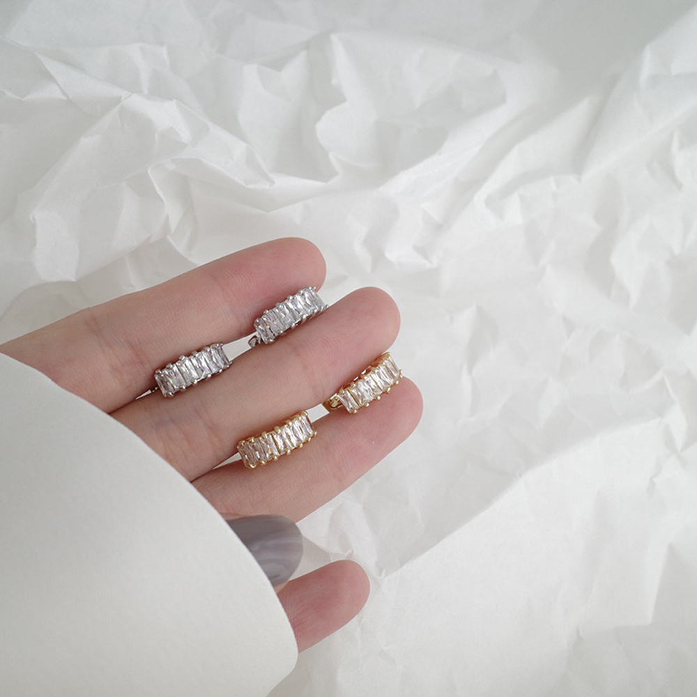 Khuyên Tai Dáng Tròn Tạo Hình Độc Đáo Cho Nữ