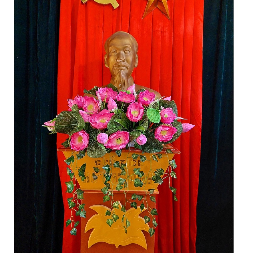 Lẵng hoa sen trang trí tượng Bác Hồ - Hoa giả