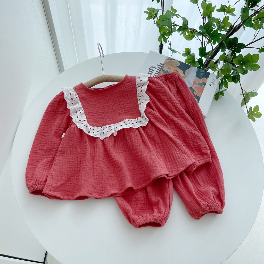 Bộ thu đông dài tay Dewkids cổ đính viền ren trắng vải xô mulin cao cấp cho bé gái