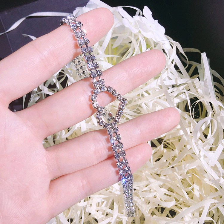 Vòng cổ chocker ôm sát cổ đính đá mặt trái tim nhỏ TB249