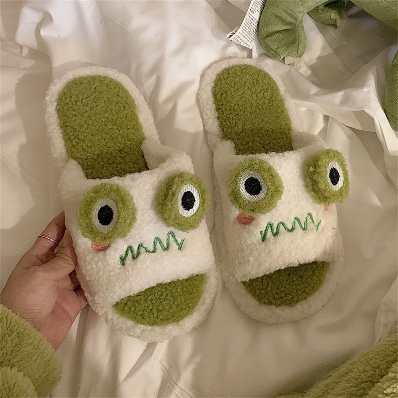 The new Korean cartoon plush slipper girl uses lovely soft-soled anti-skid cotton slippers for indoor home in winter.