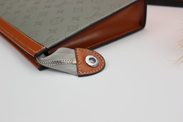 Clutch LV cầm tay Unisex  - Có video Da thật BH 1 năm | BigBuy360 - bigbuy360.vn