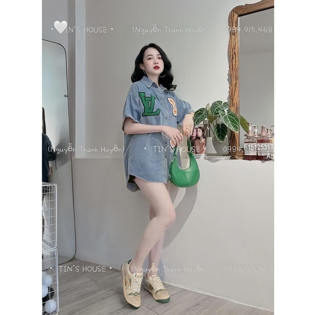 Áo sơ mi jean in chữ hiệu eo vì form rộng tay lỡ cực hot , chất jean dày dặn