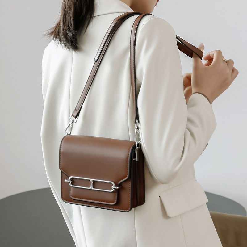 Túi đeo chéo nữ thời trang có 2 màu: Đen và nâu