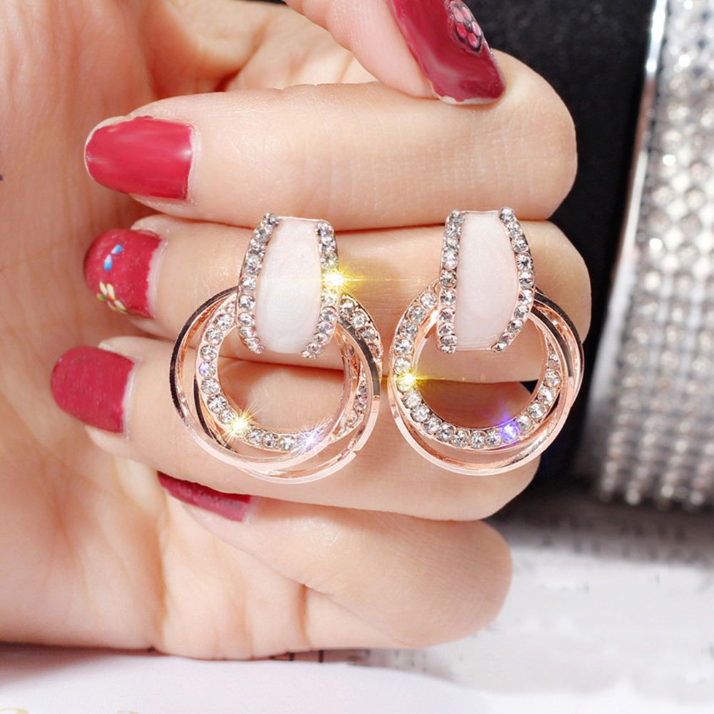 Khuyên tai kiểu dáng độc đáo thời trang cho nữ