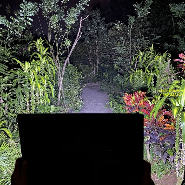 Đèn pha năng lượng mặt trời 300w cao cấp siêu sáng siêu bền, chống nước chống bụi