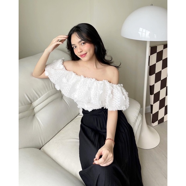 WHITELAZZ | Áo trễ vai bèo thêu hoa nổi - Helen Off-shoulder Top