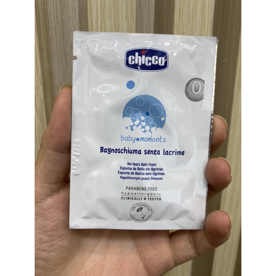 Sữa tắm gội chicco chiết xuất Yến mạch, hoa cúc mẹ mang cho bé du lịch