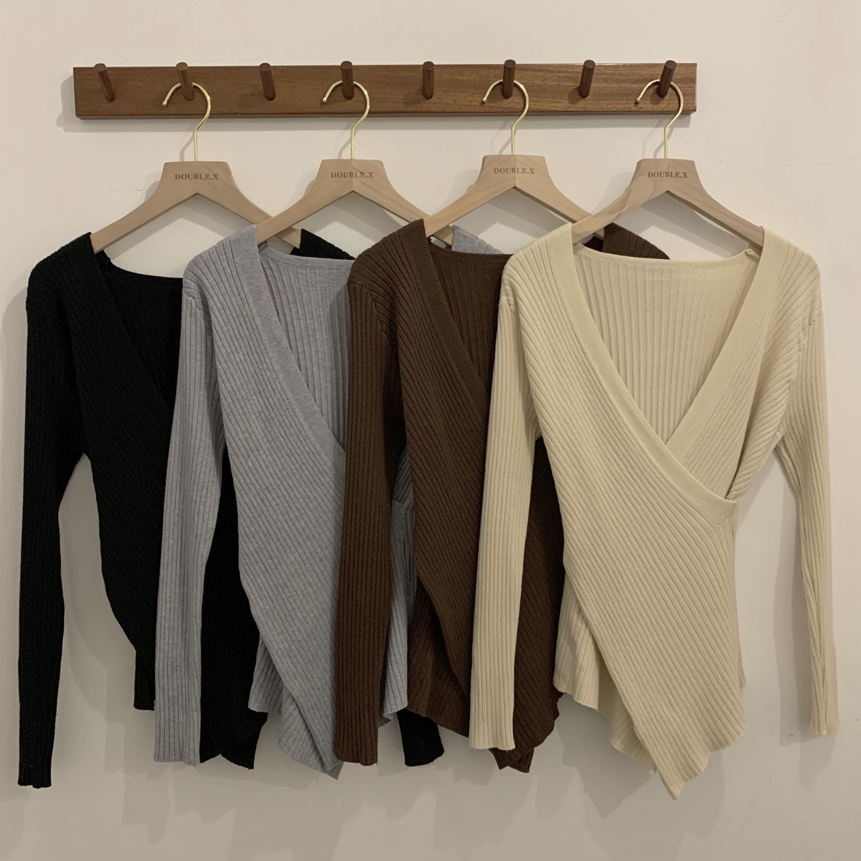 Áo sweater dệt kim cổ chữ V hở vai thời trang cho nữ 2186162 | BigBuy360 - bigbuy360.vn