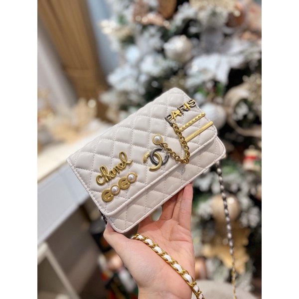 Túi xách cao cấp Chanel ươc size 20 hai màu đen trắng, logo charm xích nổi bật, dây đeo chéo, mẫu này phối đồ xinh xịn