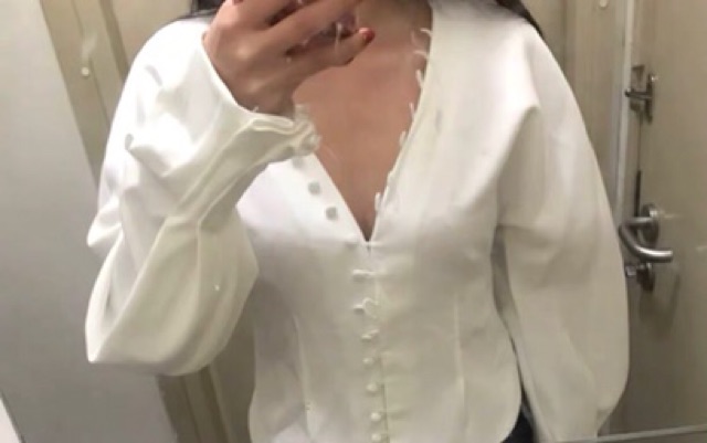 Áo trắng xuất nút cổ