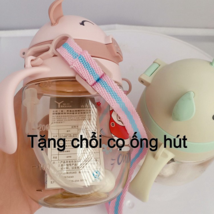 Bình uống nước cho bé có ống hút, bình nước có vòi chia vạch hình thú kèm tay cầm và tặng cây cọ