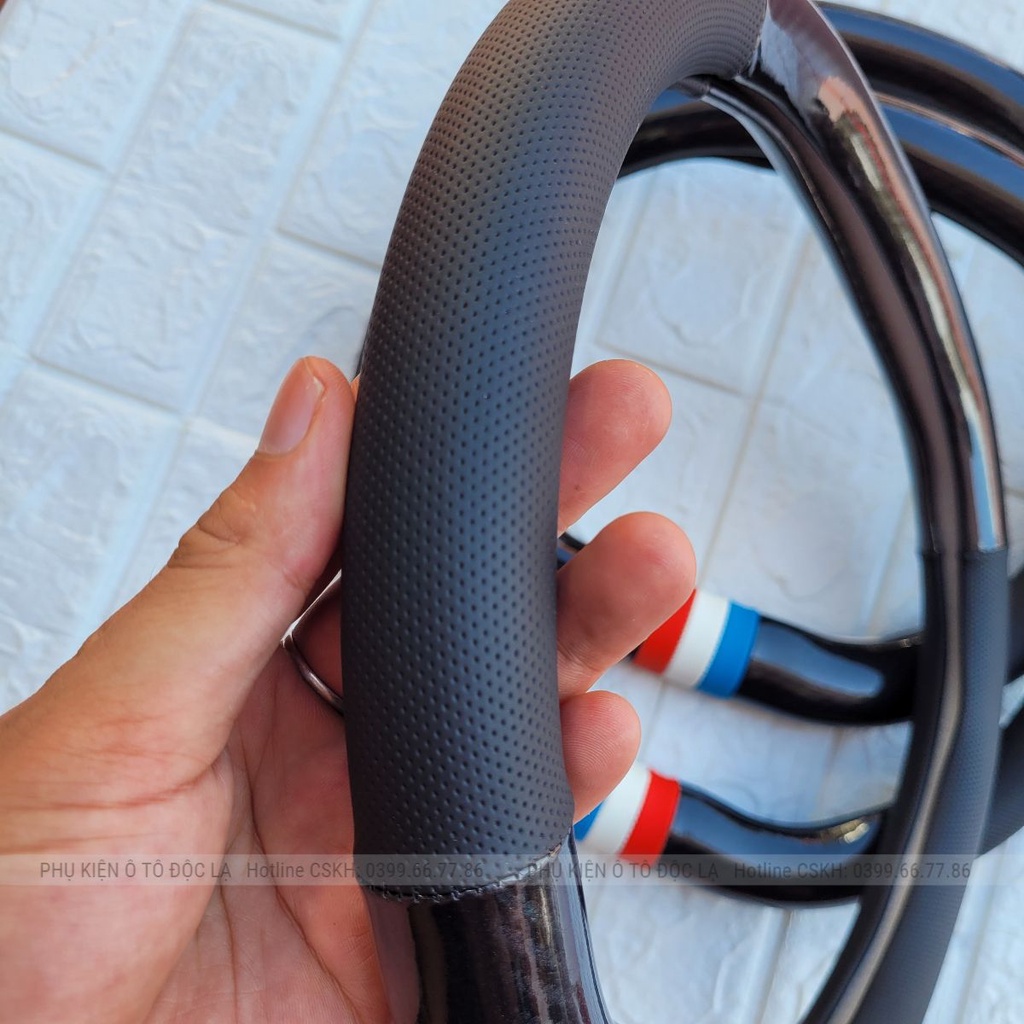 Vỏ bọc vô lăng xe hơi Peugeot 4008 5008 2008 loại carbon D cut 2 đầu có lỗ thông hơi thoáng khí cao cấp