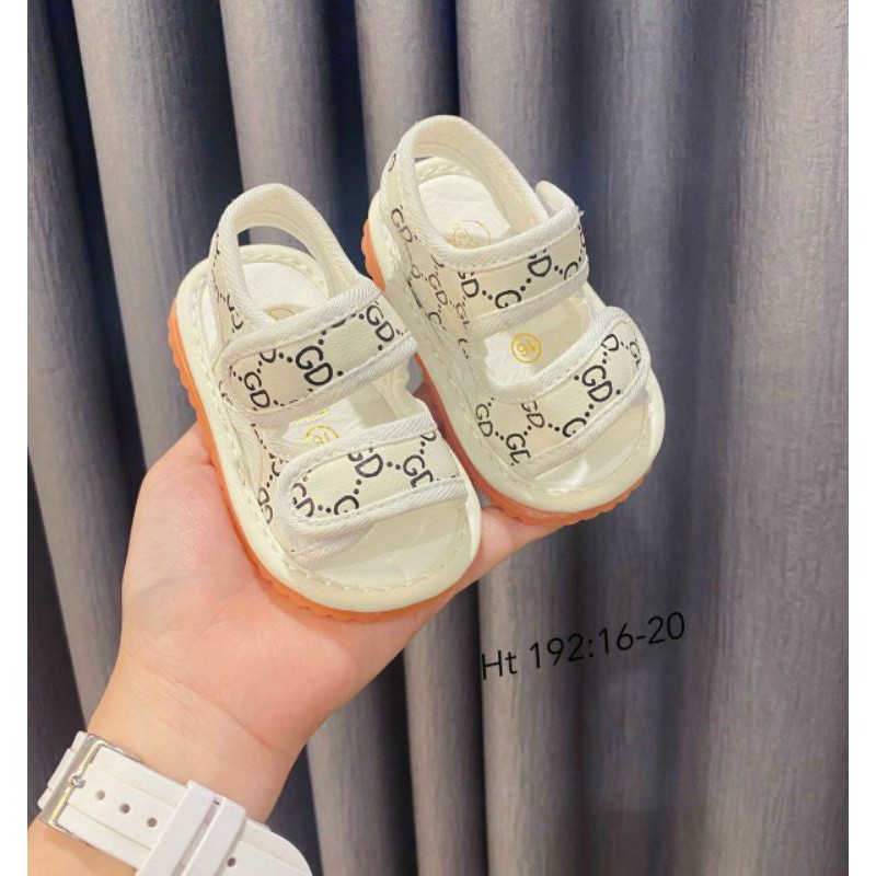 Sandal tập đi hoạ tiết Gucci có còi chip cho bé