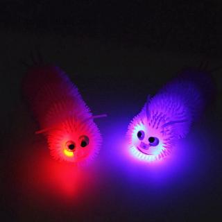 Đồ chơi hình con sâu phát sáng trong tối độc đáo cho bé