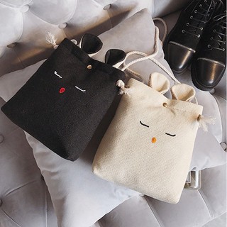 Túi đeo chéo hình thỏ dễ thương.