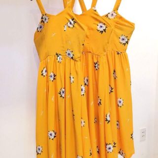 Đầm hoa vàng đi biển