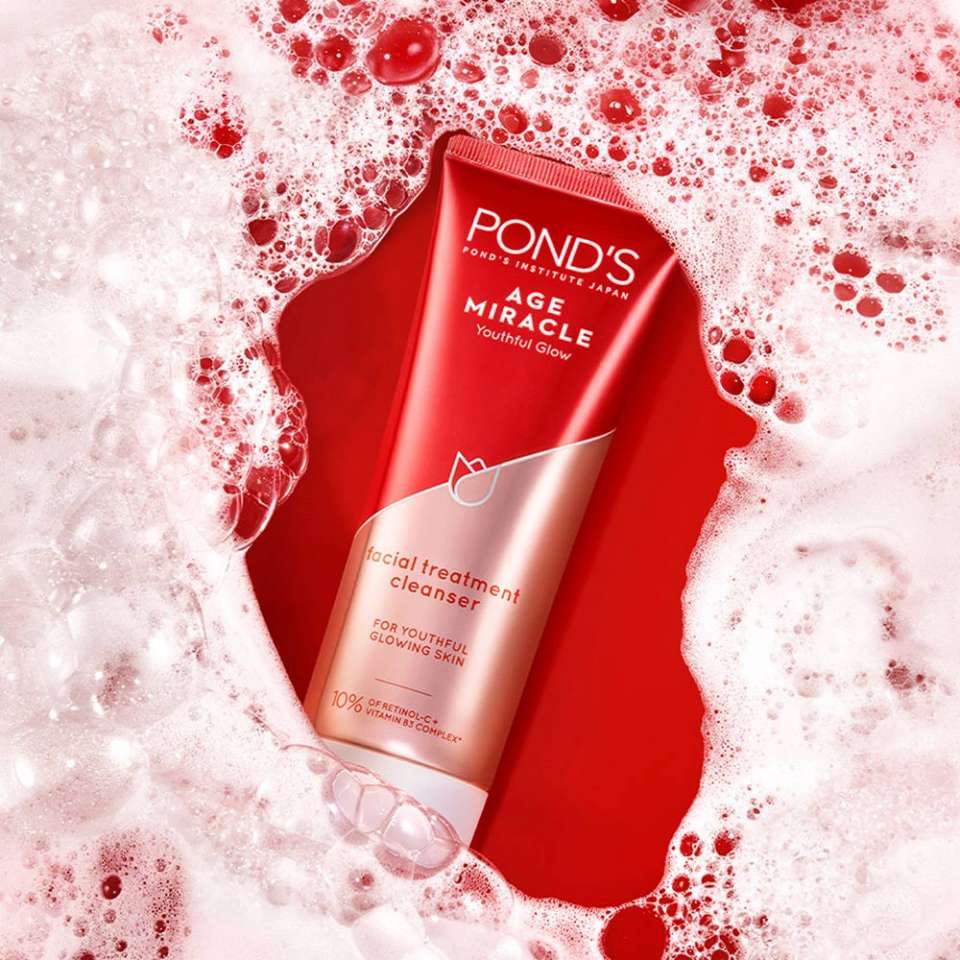 Sữa rửa mặt làm sáng da Pond's