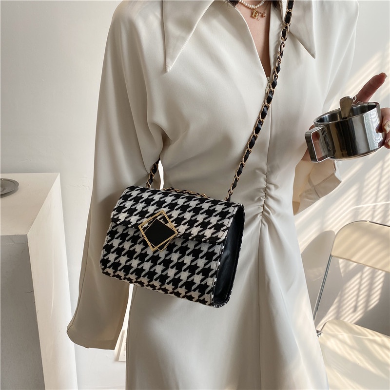 Túi đeo chéo vai IELGY phối chuỗi xích thời trang cho nữ