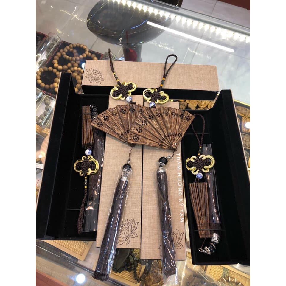 Quạt trầm hương treo xe ô tô làm từ sánh trầm hương, vật phẩm phong thủy đem lại bình an, may mắn cho gia chủ