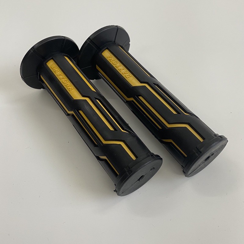 Bao tay xe máy Daytona kẻ sọc gắn thông dụng các dòng xe máy.