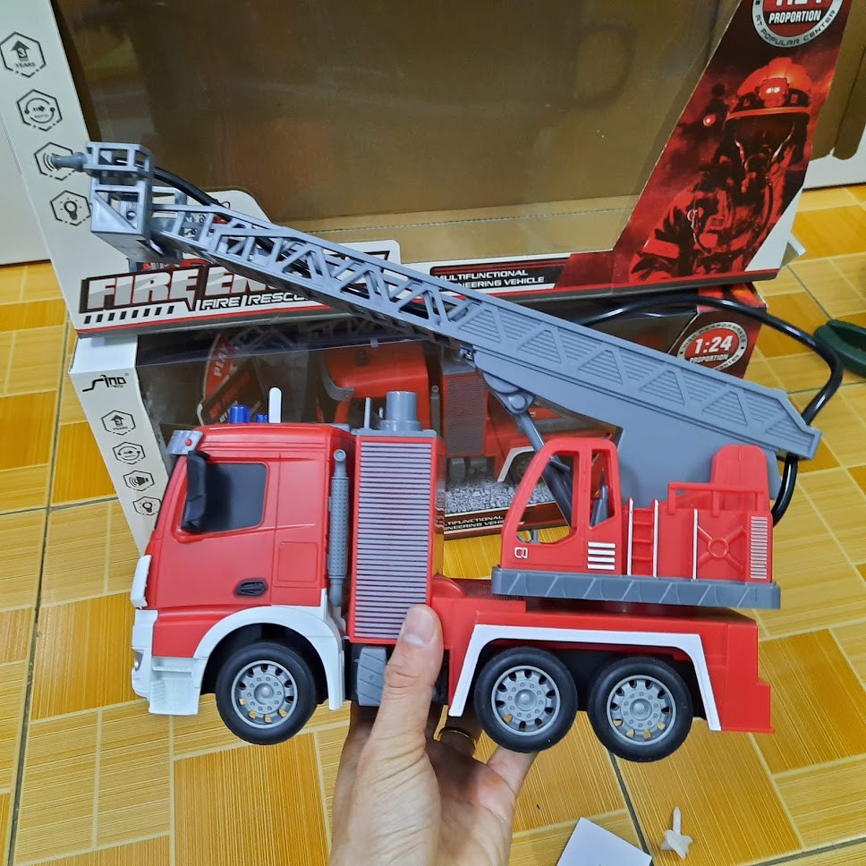 Mô hình xe cứu hỏa đồ chơi trẻ em phun được nước thật xe có âm thanh và đèn tỉ lệ 1:24