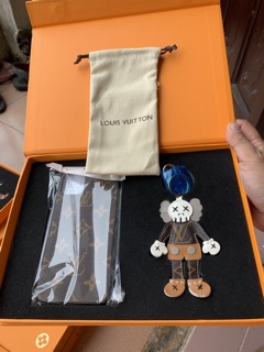 Bộ quà tặng: Ốp LV + móc khoá KAWS fullbox