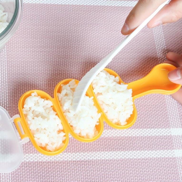 Bộ khuôn lắc cơm tạo hình cơm nắm cho bé ăn dặm kèm thìa xới cơm