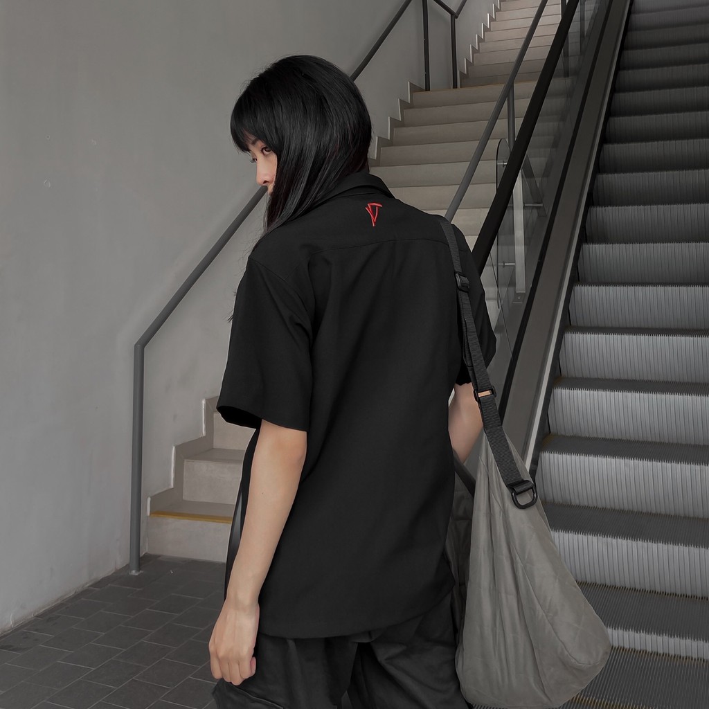 Áo Sơ Mi Ngắn Tay Nam Nữ Phom Rộng FVNXY Đen Trơn Thời Thượng | BigBuy360 - bigbuy360.vn