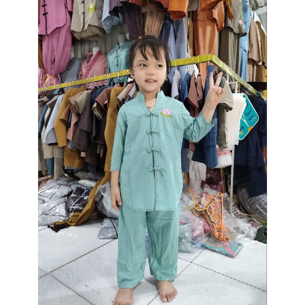 Bộ lam đi chùa bé gái.