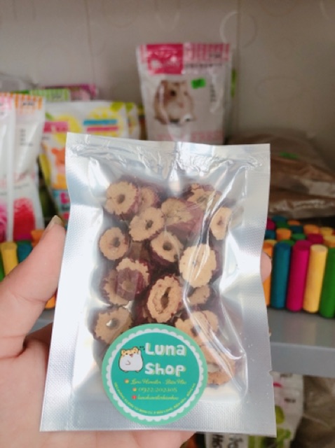 Táo đỏ cắt láy, sấy giòn. Thức ăn vặt cho hamster