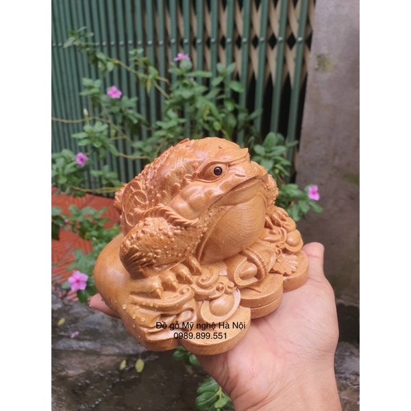 Tượng con cóc ngậm vàng hút tài Lộc gỗ bách vàng