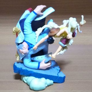 Mô hình Luffy đấm Garp log box chính hãng Megahouse