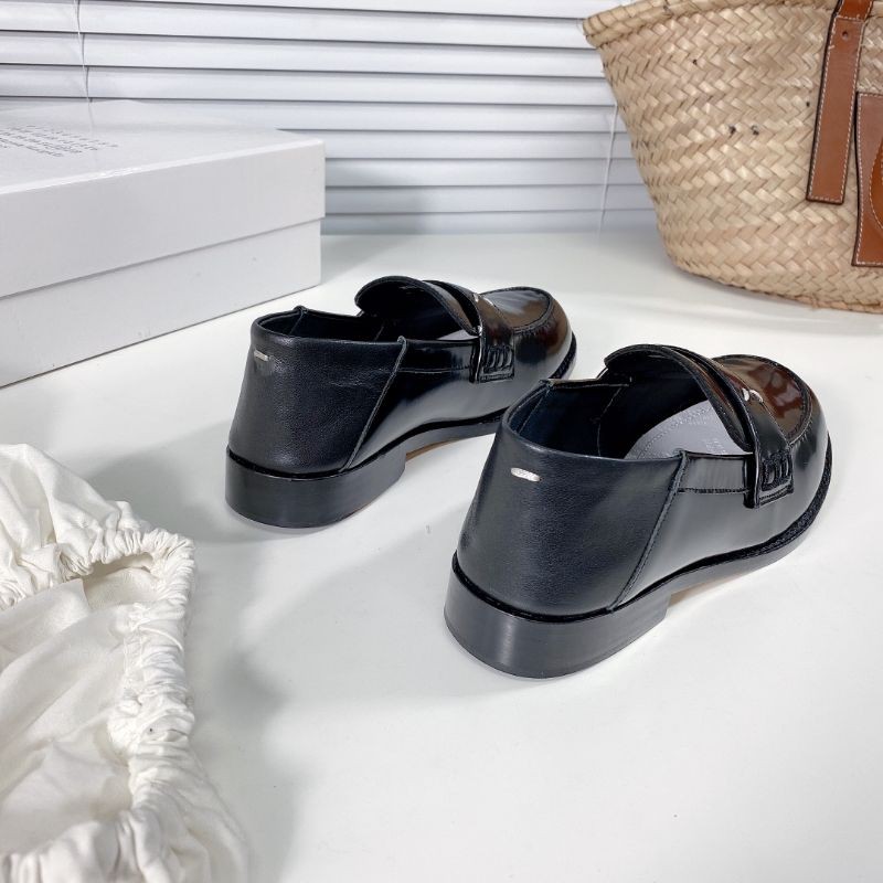 Giày lười loafer nữ da thật mũi tròn Maison margiela