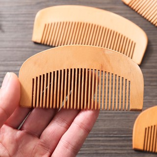 Lược gỗ bền dùng để chải tóc