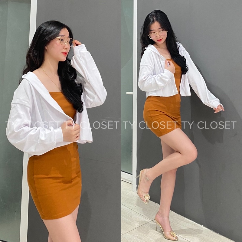 Set đầm nâu hai dây kèm áo khoác nhẹ trắng