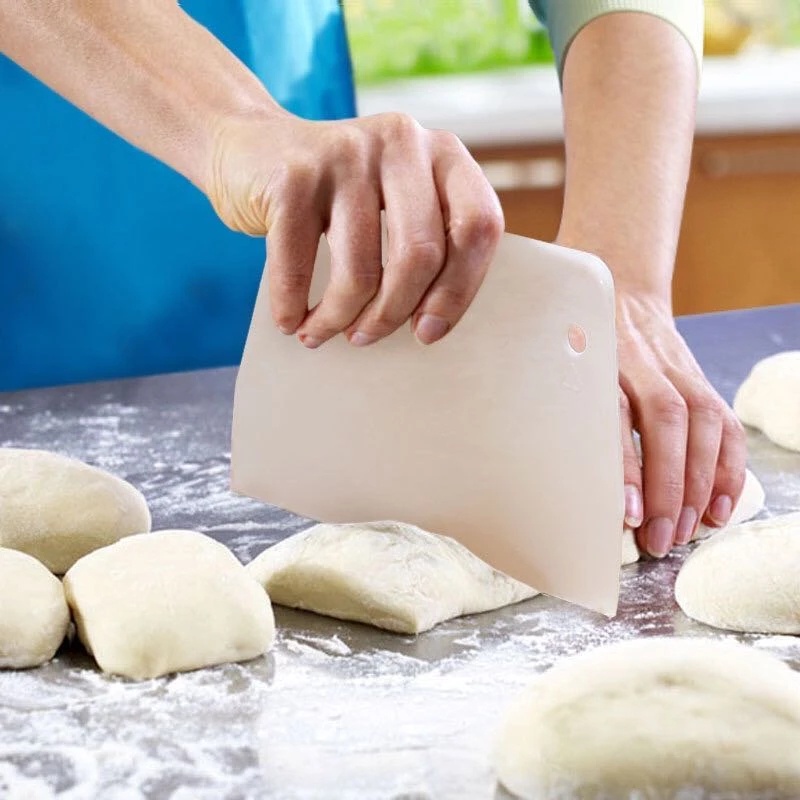 Dụng cụ cắt bột làm bánh bằng nhựa PP tiện dụng cho hộ gia đình