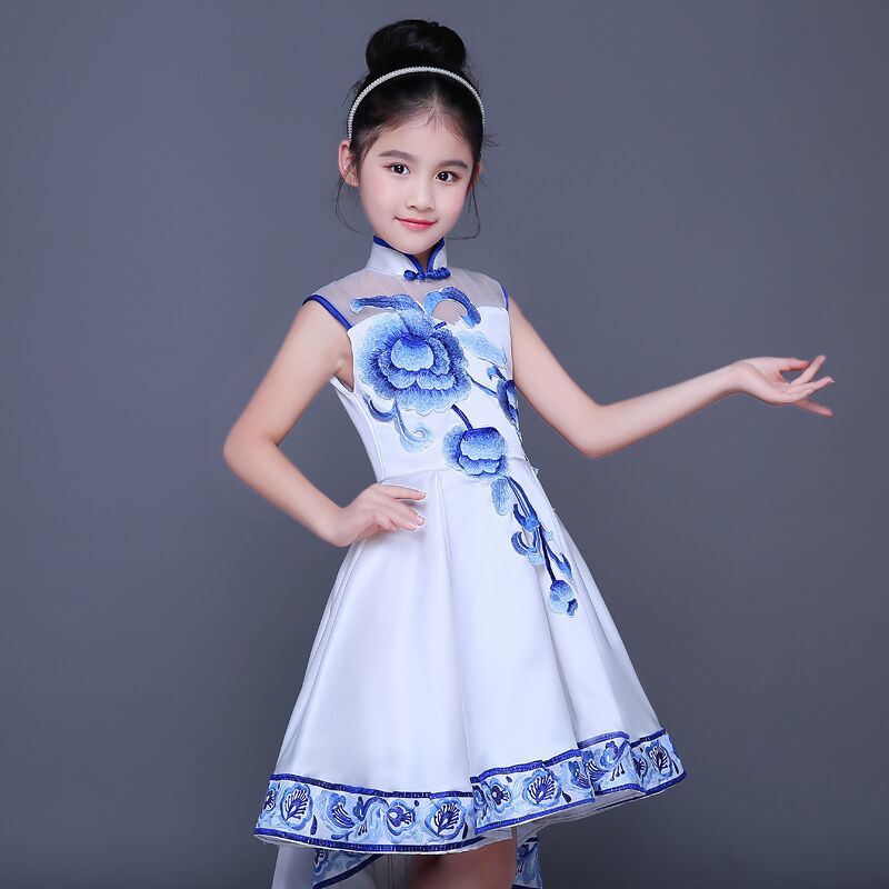 Đầm công chúa phong cách sườn xám cách tân màu trắng và xanh dương cho bé