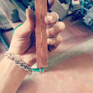 Hai thanh đồng đỏ chế tay hàn cell pin