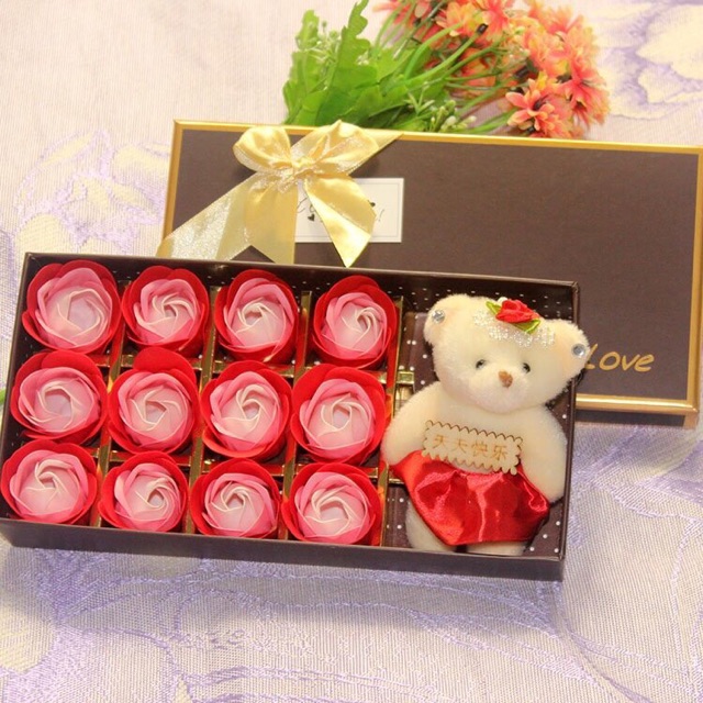 HOA HỒNG SÁP 12 BÔNG KÈM GẤU SWEET LOVE