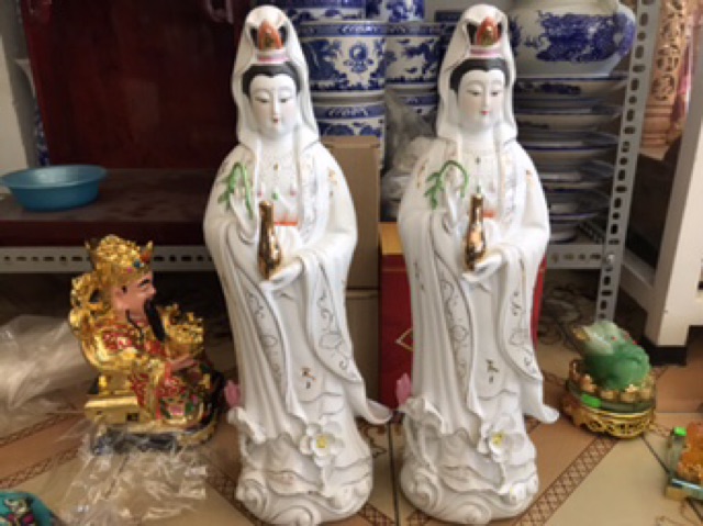 Tượng quan âm sứ đứng